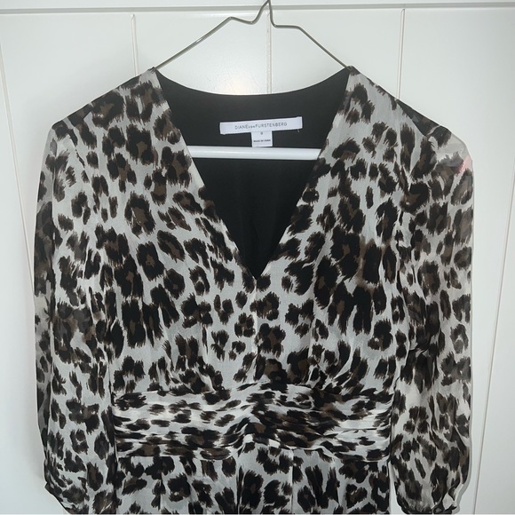 Diane Von Furstenberg leopard print v- neck silk dress - Picture 5 of 15